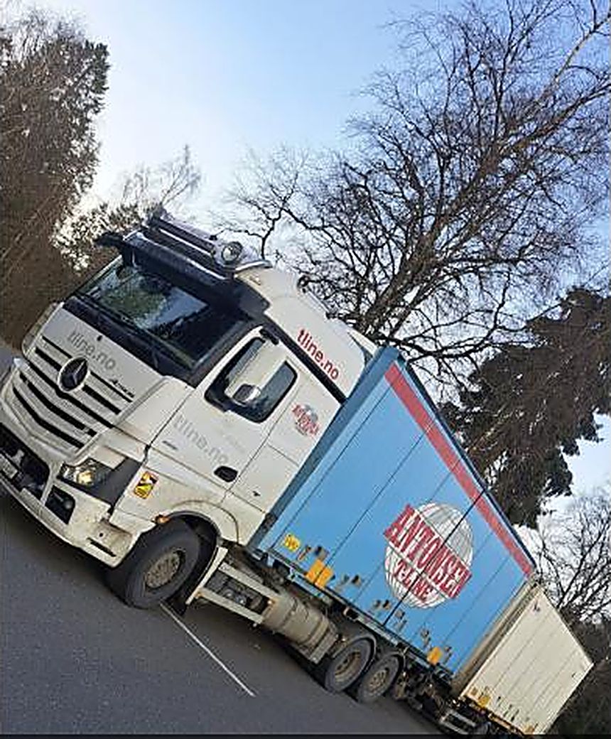 Lastebil fra Tommys Flytteservice lastet og klar for tur.